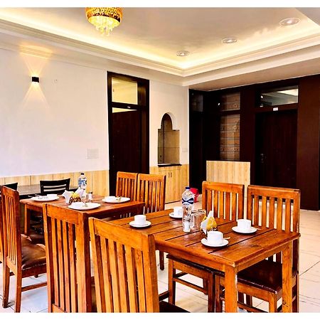 Hotel Premium Travellers # Inn Near Temple - Fully Air Conditioning Hotel - Hygiene And Spacious Room - A Top Rated Luxuary Hotel Merces Exteriör bild