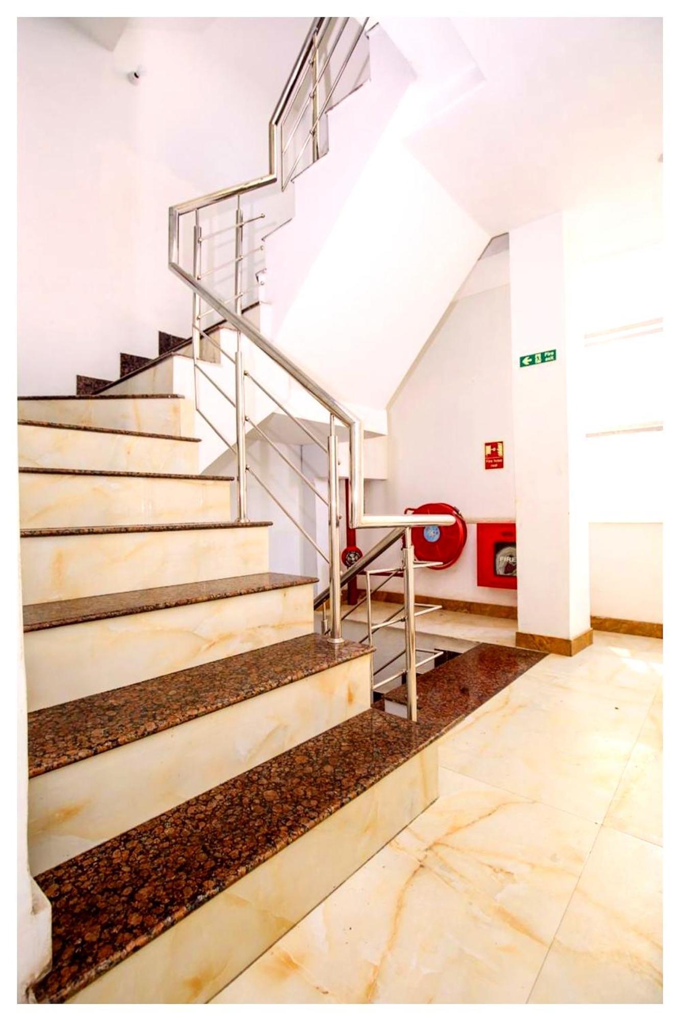 Hotel Premium Travellers # Inn Near Temple - Fully Air Conditioning Hotel - Hygiene And Spacious Room - A Top Rated Luxuary Hotel Merces Exteriör bild