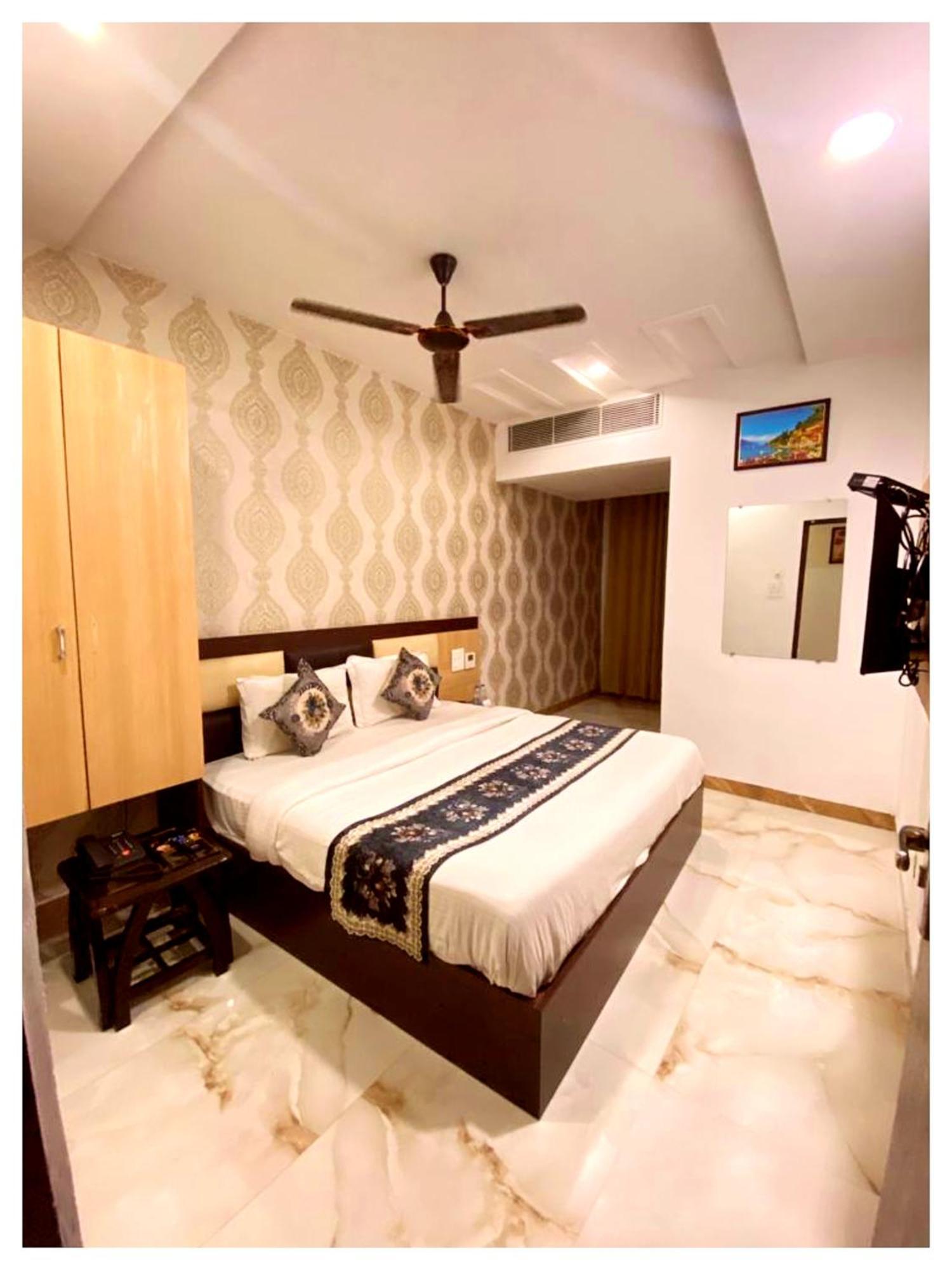 Hotel Premium Travellers # Inn Near Temple - Fully Air Conditioning Hotel - Hygiene And Spacious Room - A Top Rated Luxuary Hotel Merces Exteriör bild