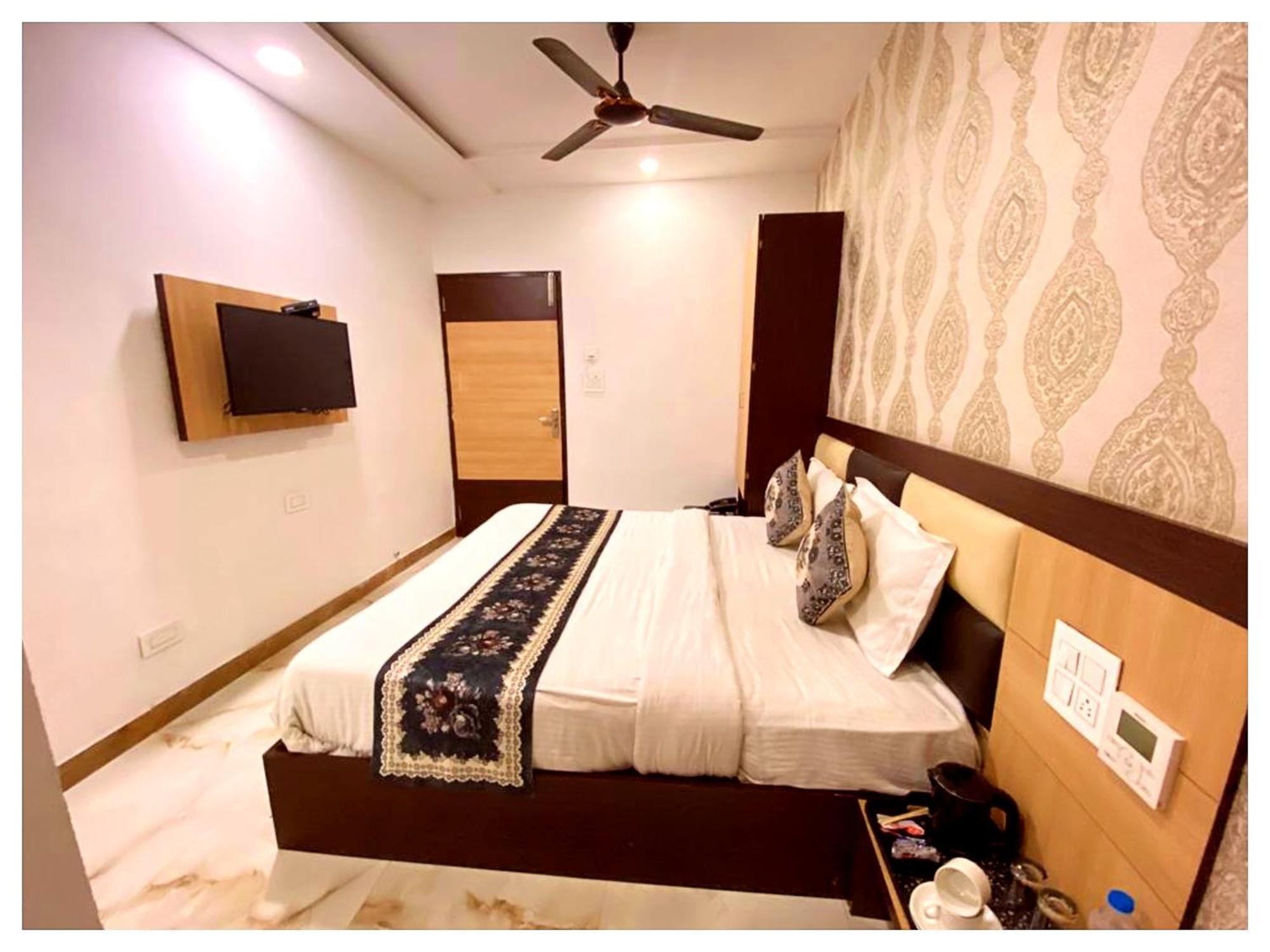 Hotel Premium Travellers # Inn Near Temple - Fully Air Conditioning Hotel - Hygiene And Spacious Room - A Top Rated Luxuary Hotel Merces Exteriör bild